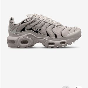 Nike Air Max Plus HF Light Iron Ore/Metallic Silver/Gym Red